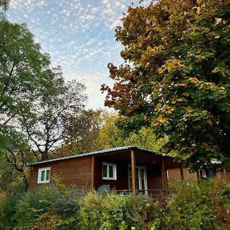 Village De Chalets Et Camping La Pierre De L'Aigle La Bréole Exterior foto