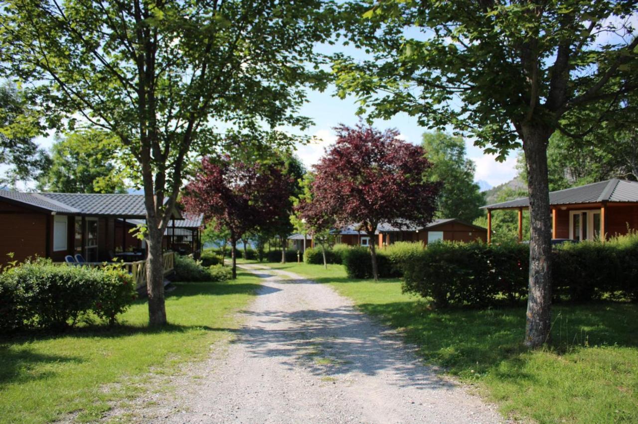 Village De Et La Pierre De L'aigle *